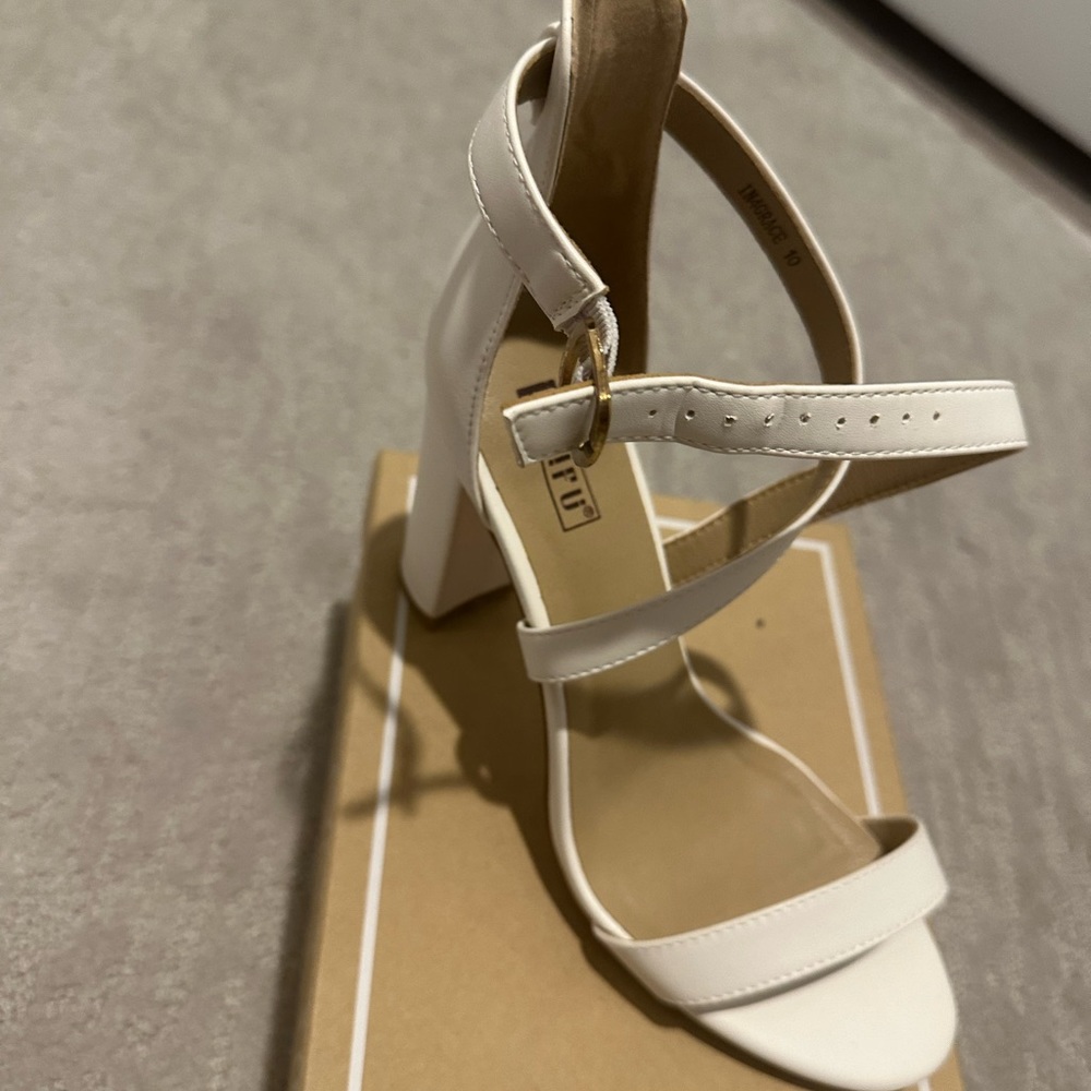White Heels 🛍️ - Picture 2 of 4